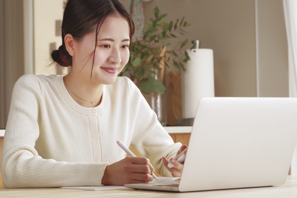自宅でパソコン作業をする日本人女性