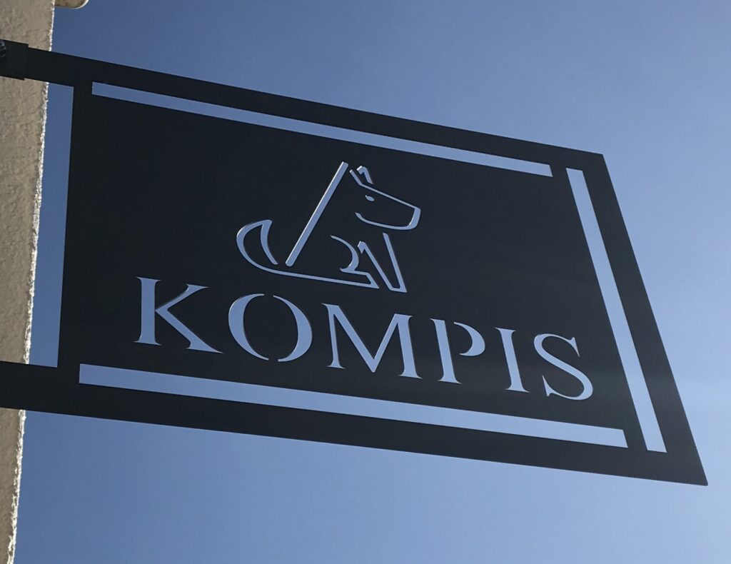 アクセス コンピスの店舗看板